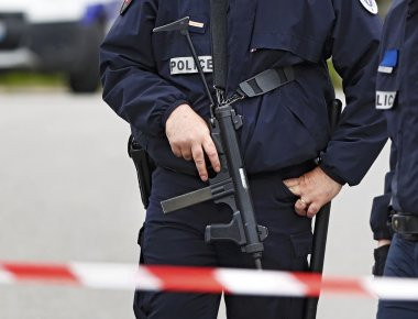 Σχιζοφρενής ο άνδρας που εμβόλισε με το αυτοκίνητο του εμπόδια έξω από τζαμί στο Κρετέιγ